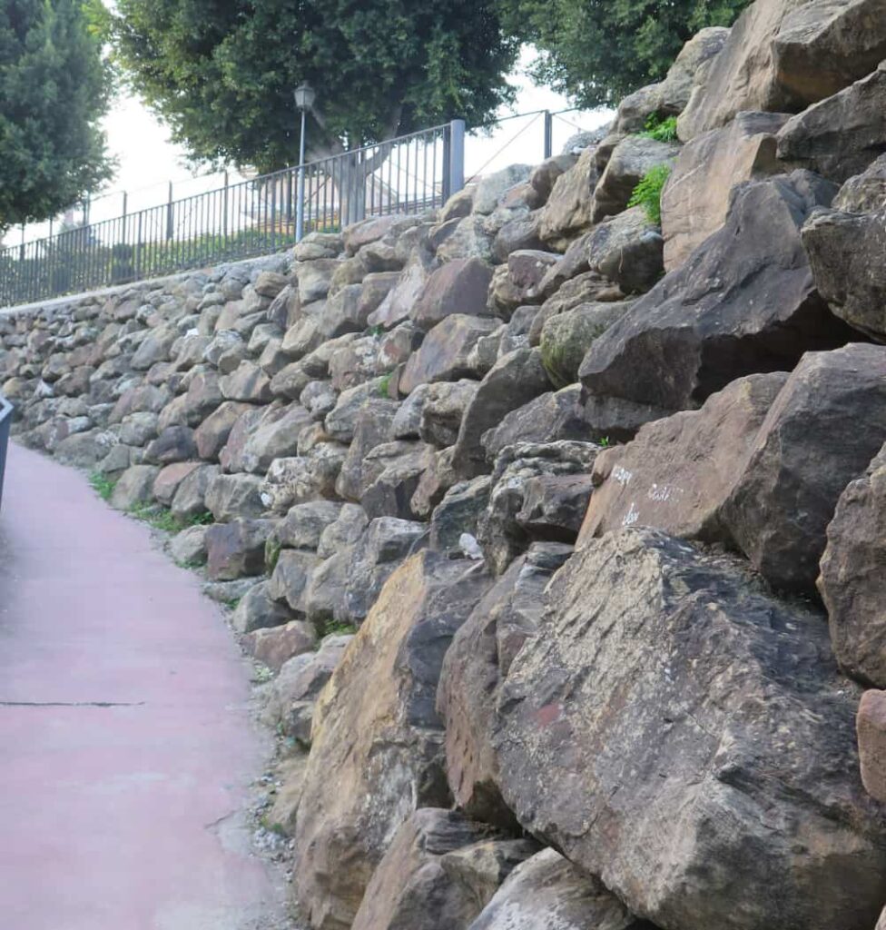 image of a retaining wall to sho that it is good to use granite for retaining walls